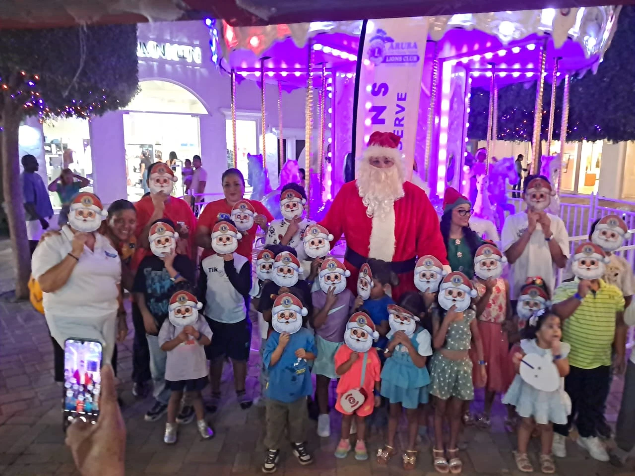 “Nos ta sirbi cu curason: Aruba One Happy Island Lions Club ta trece alegria a traves di ‘un sonrisa pa nos muchanan”