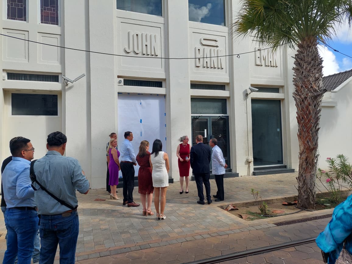 Traspaso oficial di edificio John G. Eman pa Monumentenfonds Aruba