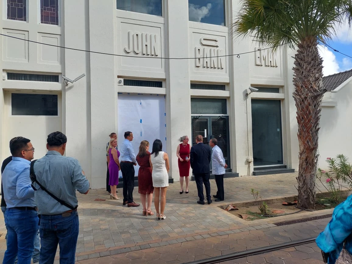 Traspaso oficial di edificio John G. Eman pa Monumentenfonds Aruba