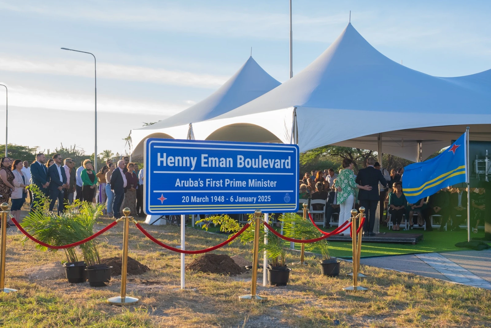 Aruba su prome Minister-President Henny Eman a convence companianan internacional pa kere den Aruba