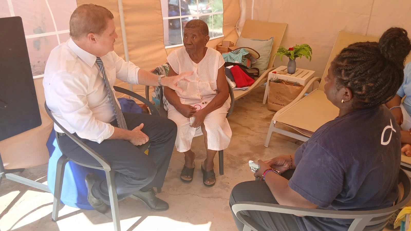 Minister-President ta bishita e famianan afecta door di candela y ta coordina ayudo directo