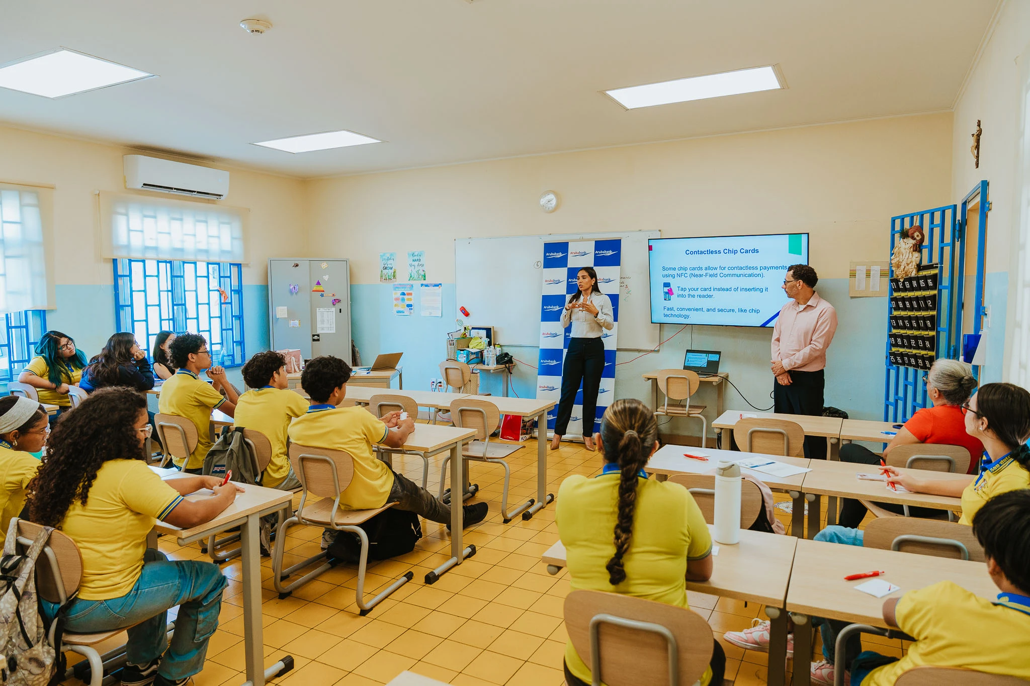Aruba Bank a participa den lezing educativo tocante pagonan digital pa alumnonan di 4de klas