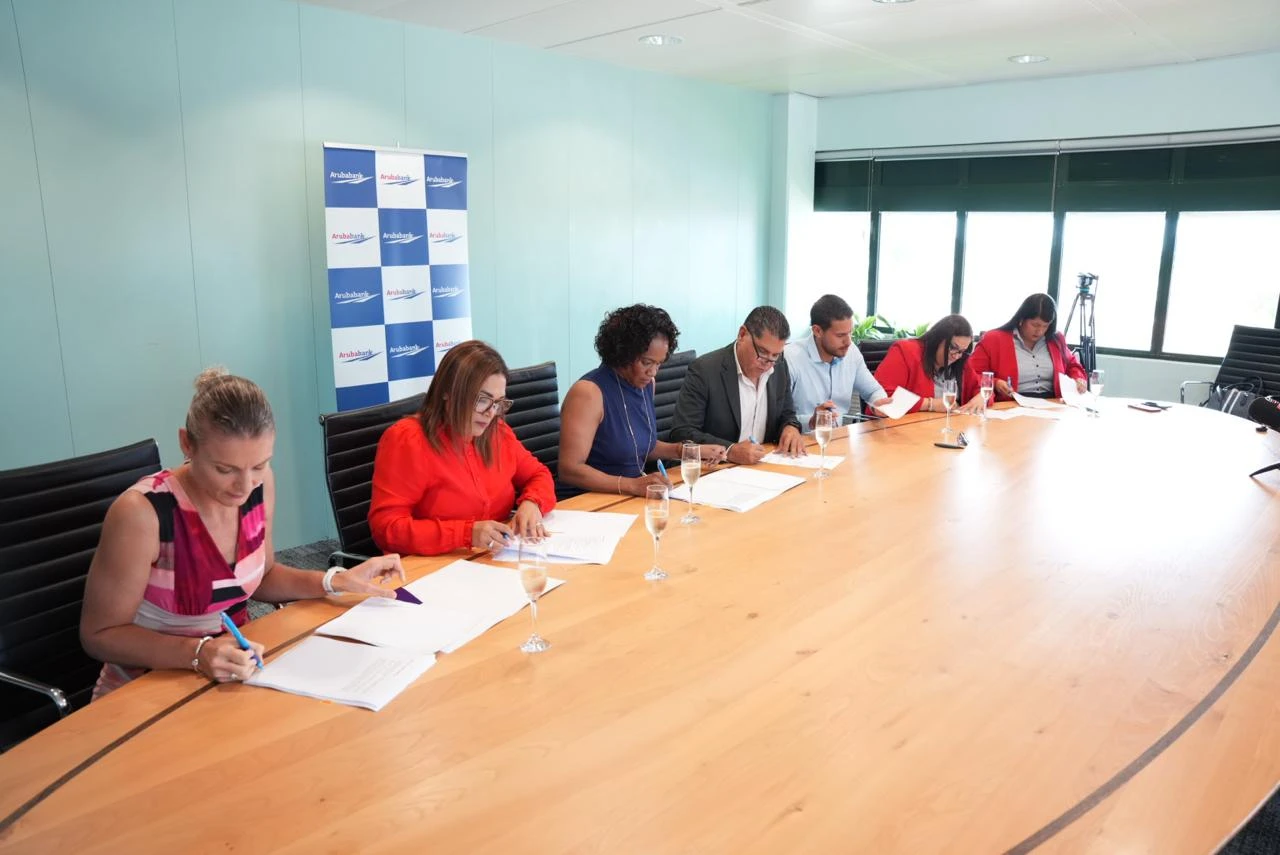 Aruba Bank ta reforsa beneficionan di empleado cu CAO nobo di 4 aña