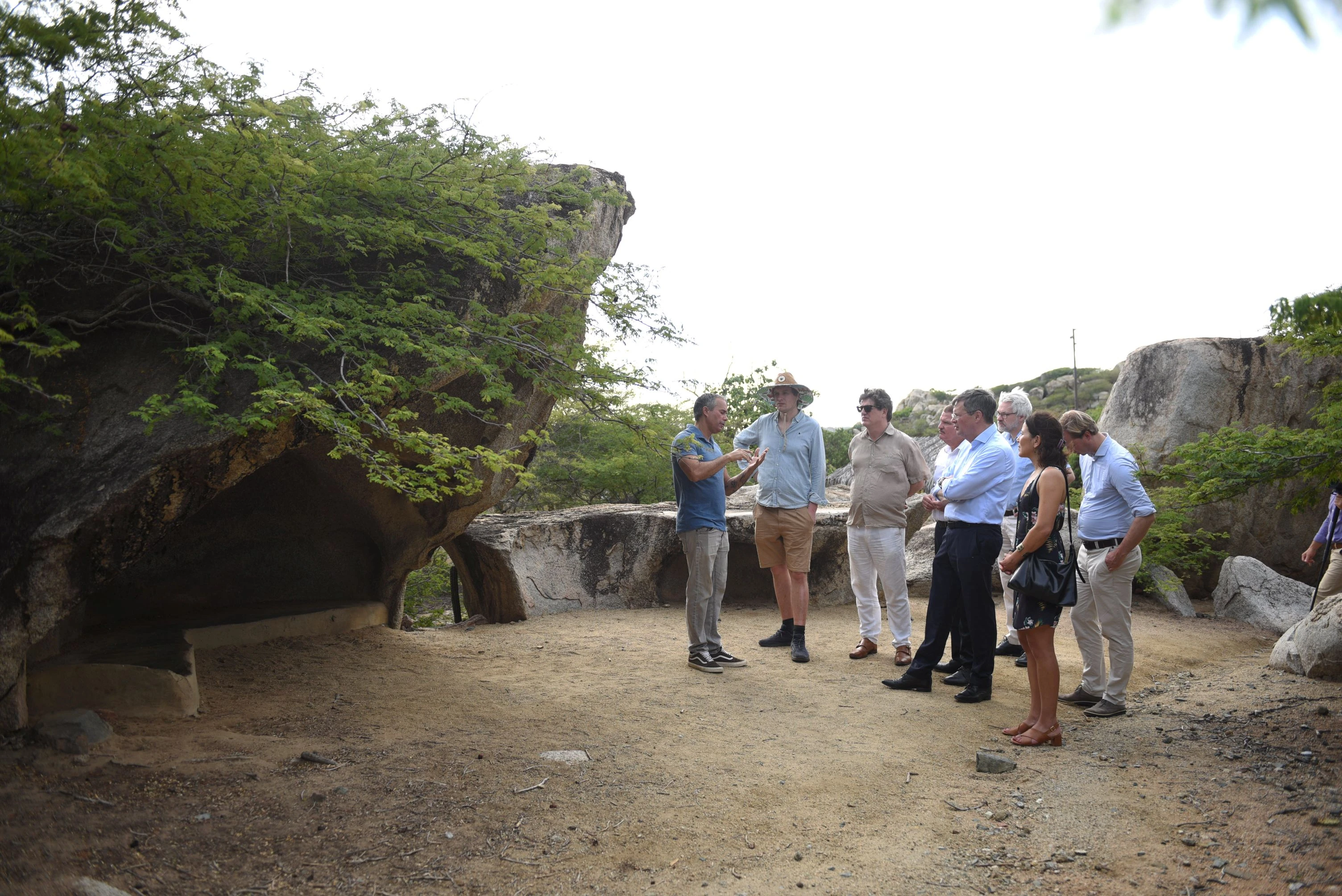 Ex- Premier Balkenende cu bishita na Ayo Rock Formation: Un experencia profundo y inolvidabel