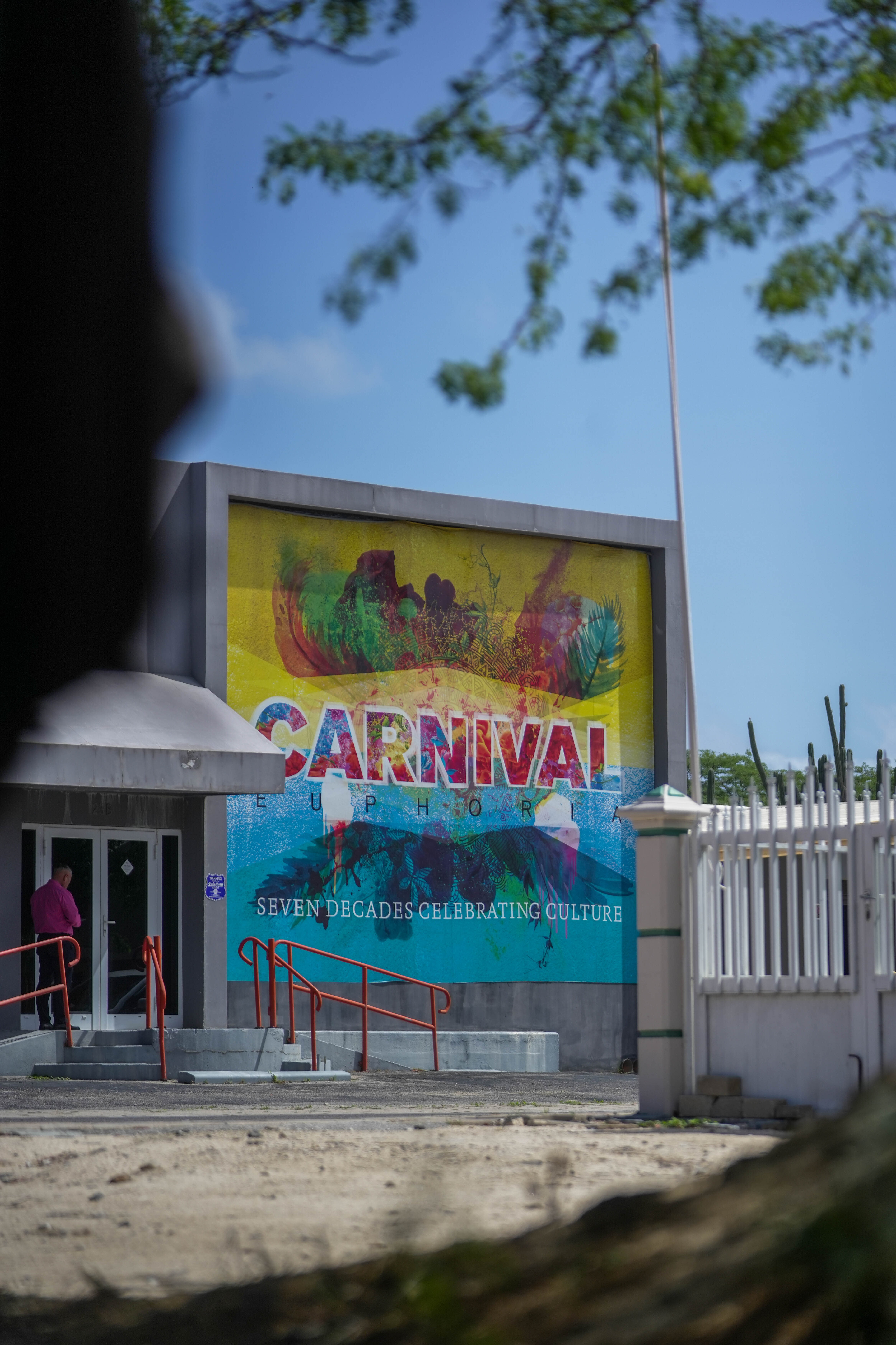 Prome Minister Eman a bishita Museo di Carnaval pa dialogo riba reactivacion y futuro pilar di Carnaval