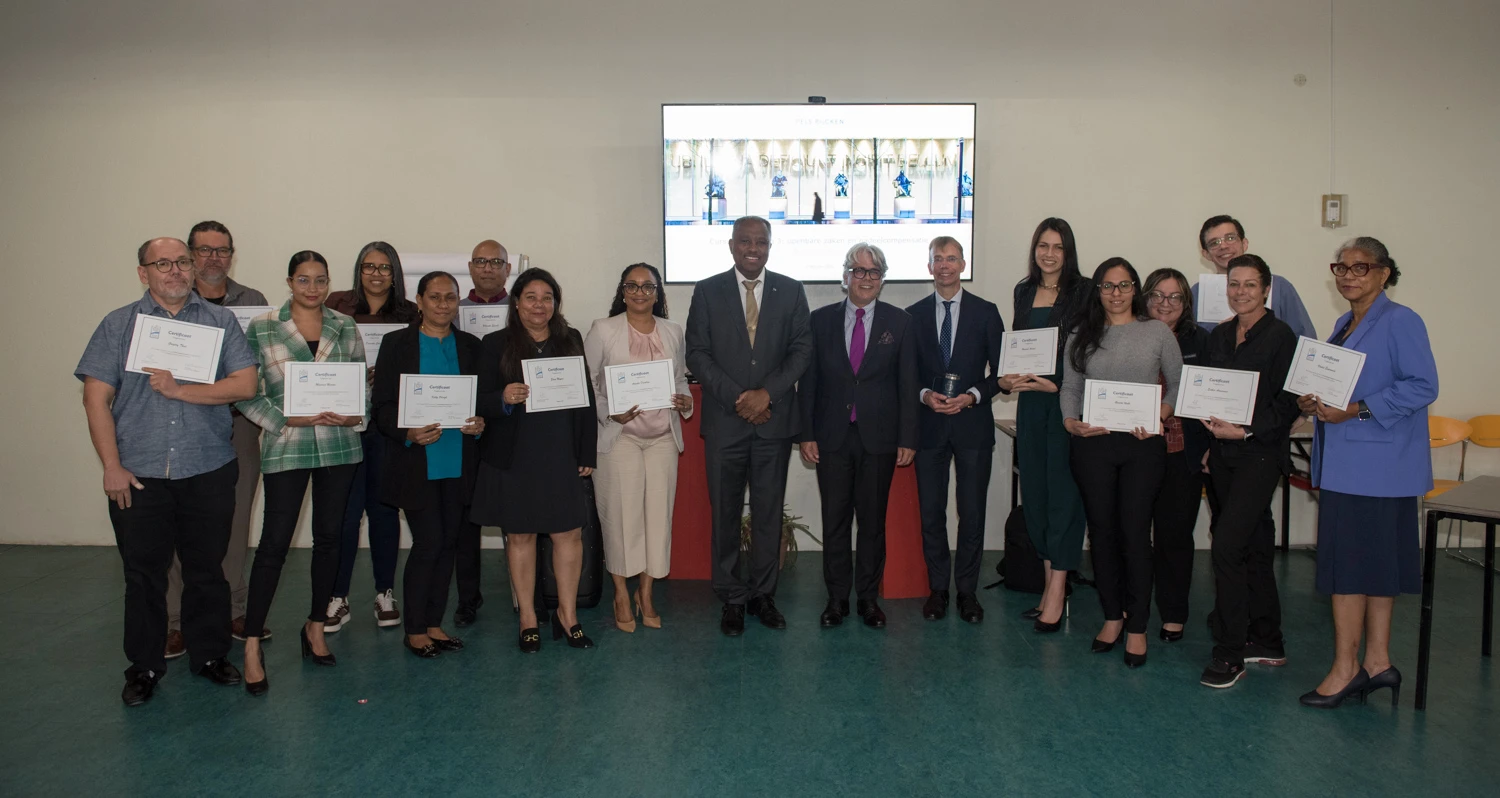 Minister di Husticia  presente na entrega di certificadonan di capacitacion huridico