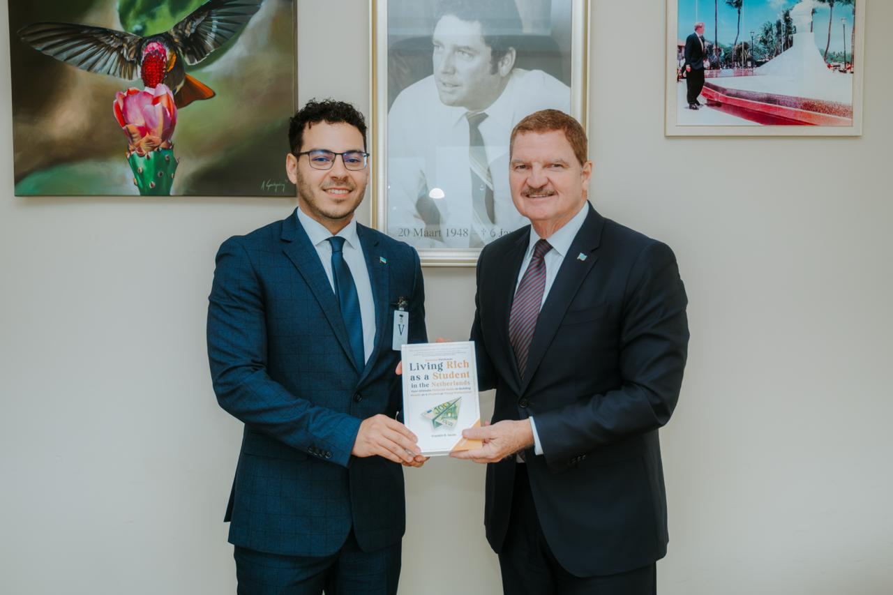 Hoben autor Franklin Seute den dialogo cu Prome Minister Eman riba educacion y futuro di studiante