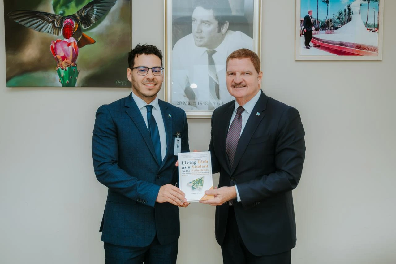 Hoben autor Franklin Seute den dialogo cu Prome Minister Eman riba educacion y futuro di studiante