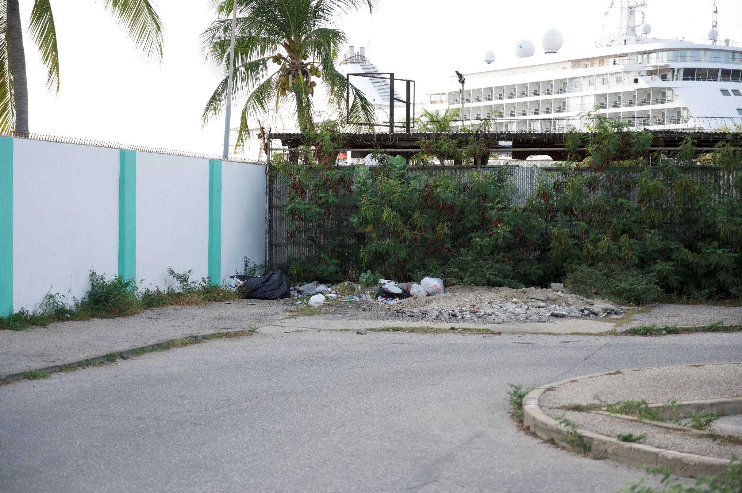 Minister di Husticia ta exigi orden y respet riba areanan publico