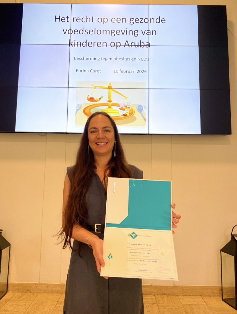 A gradua di Universidad di Aruba, Ebrina Ana Catharina Curet