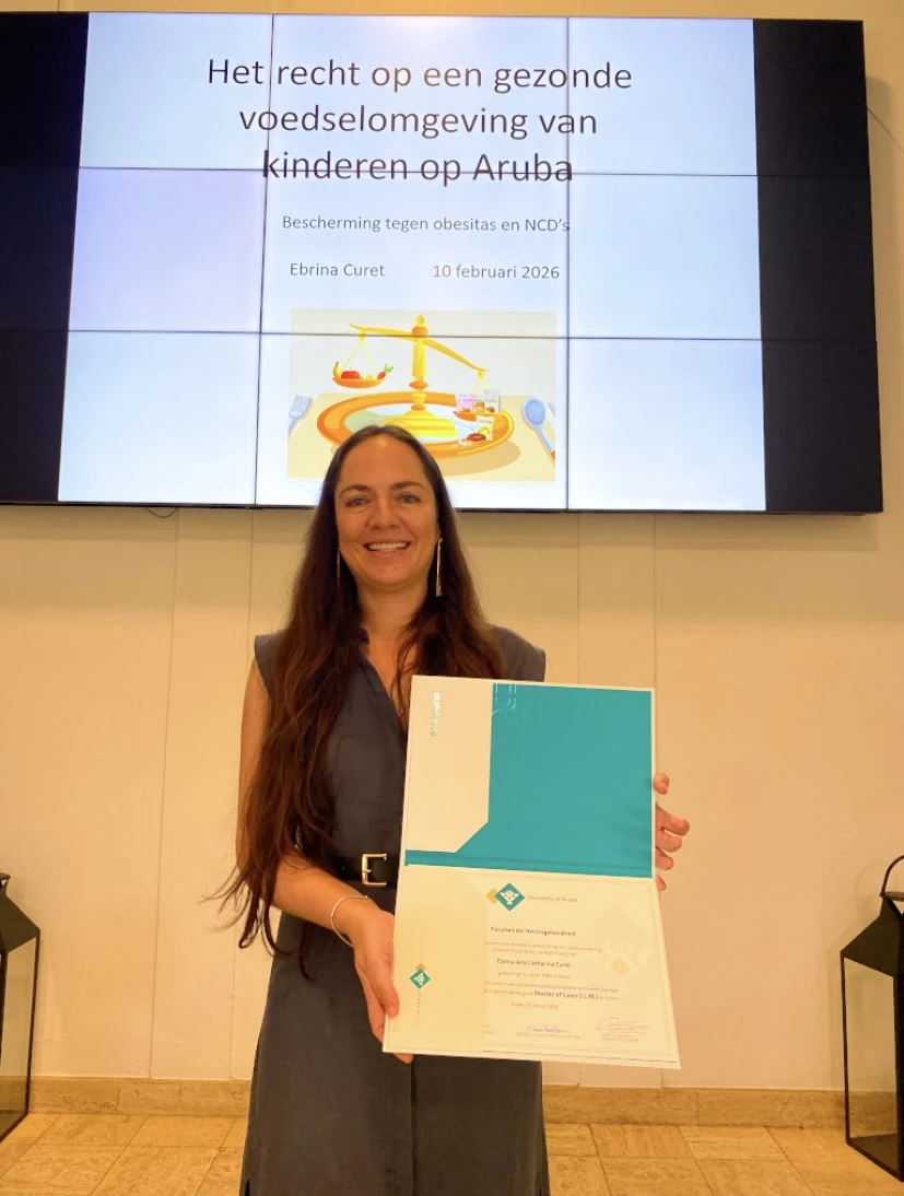 A gradua di Universidad di Aruba, Ebrina Ana Catharina Curet