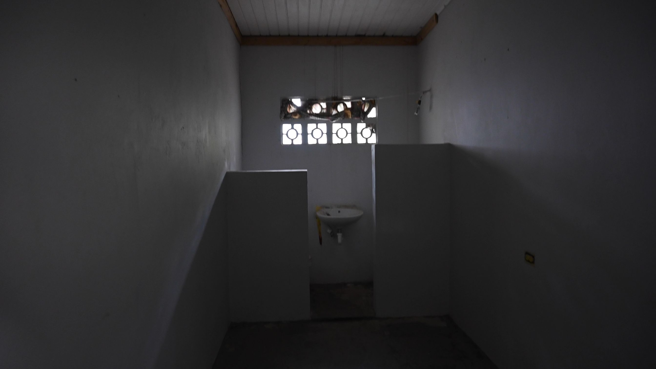 Minister Arthur Dowers a haci un bishita na Centro di Detencion na Dakota