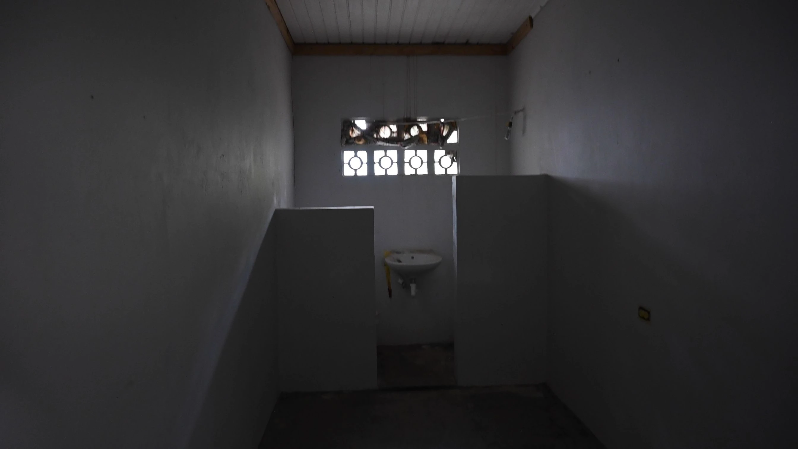 Minister Arthur Dowers a haci un bishita na Centro di Detencion na Dakota