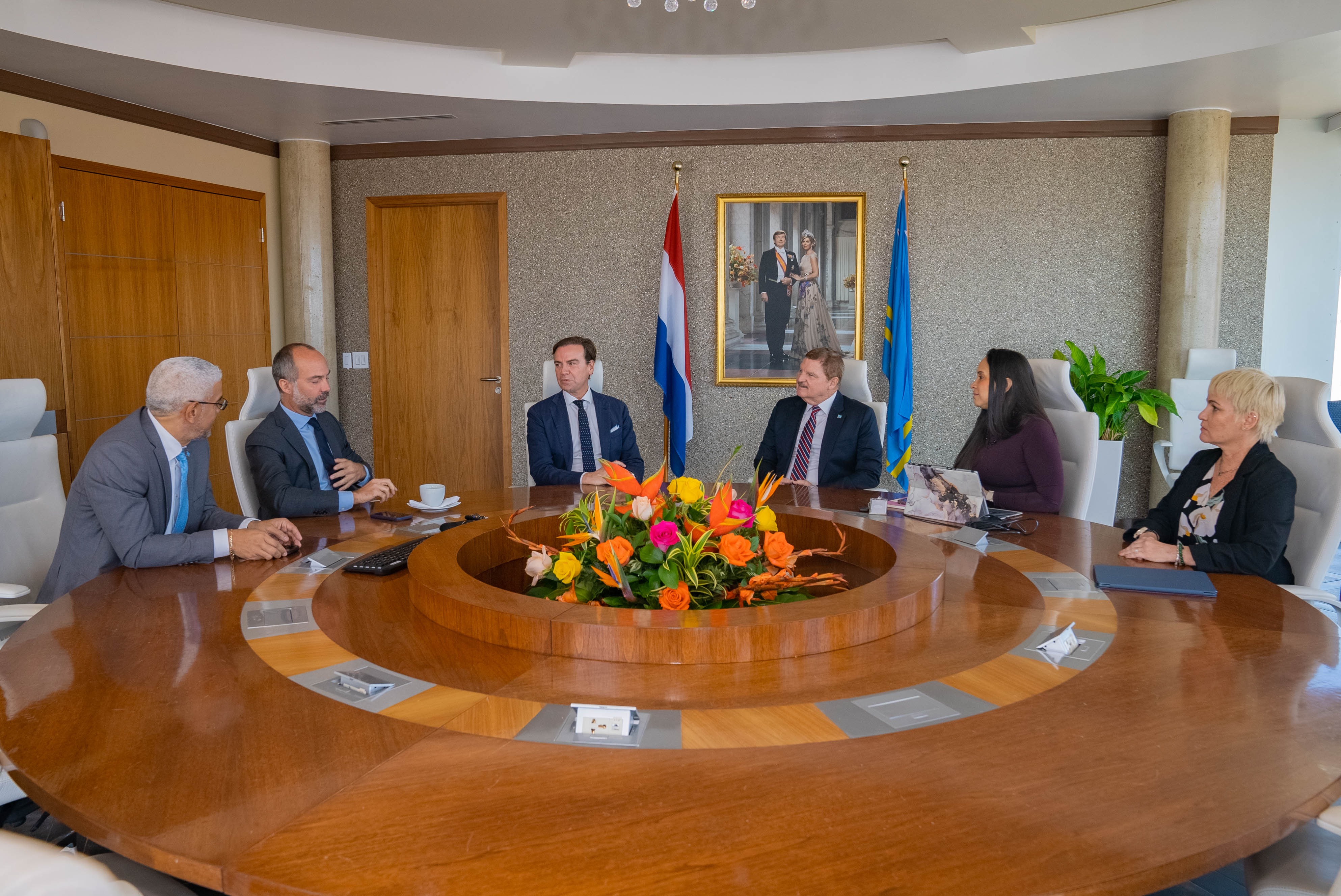 Europarlamentario Malik Azmani di bishita na Aruba