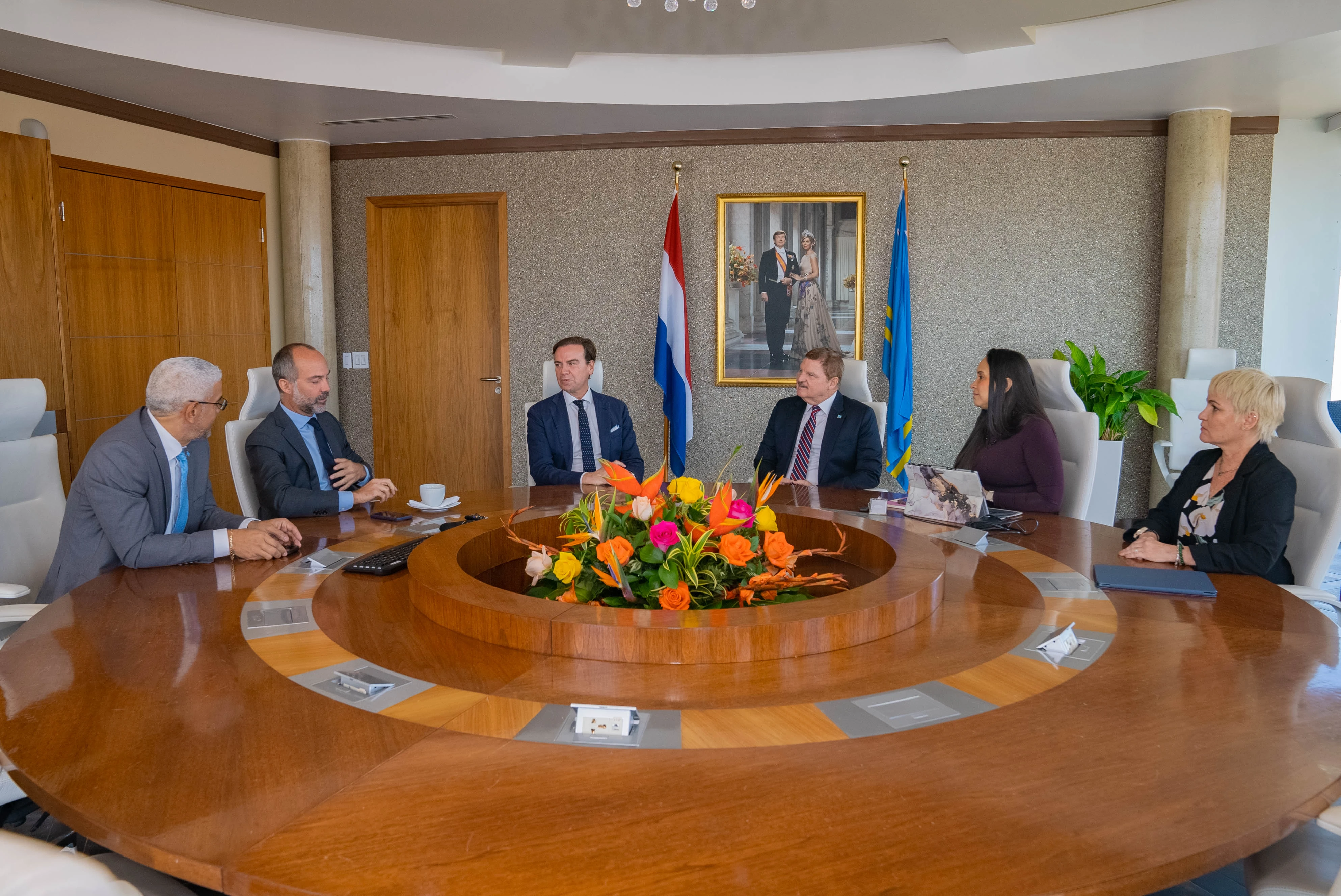 Europarlamentario Malik Azmani di bishita na Aruba