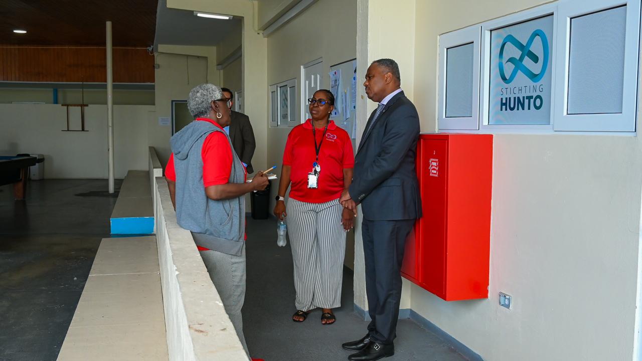 Pa combati crisis di adiccion, Minister Dowers ta explora solucionnan structural y sostenibel