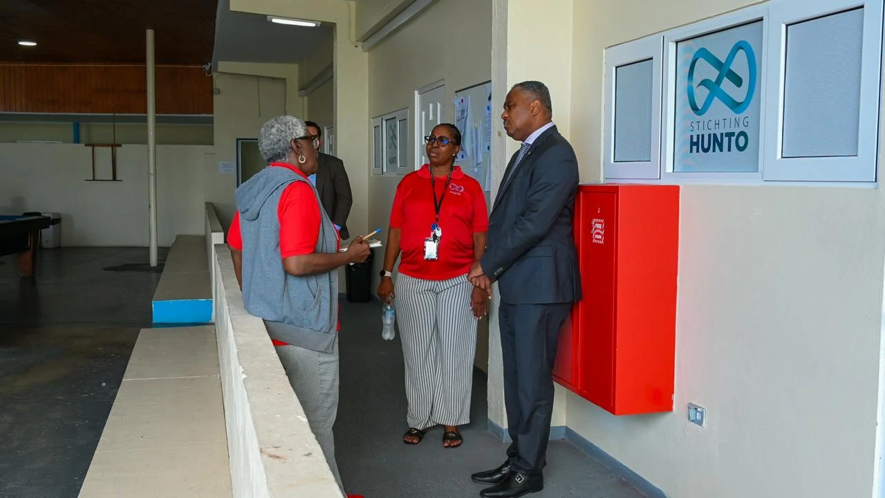 Pa combati crisis di adiccion, Minister Dowers ta explora solucionnan structural y sostenibel