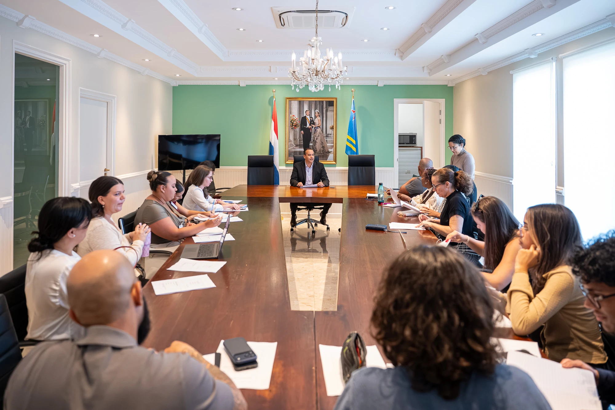 Minister Geoffrey Wever ta duna gastcollege Staatsrecht na studiantenan di Universidad di Aruba