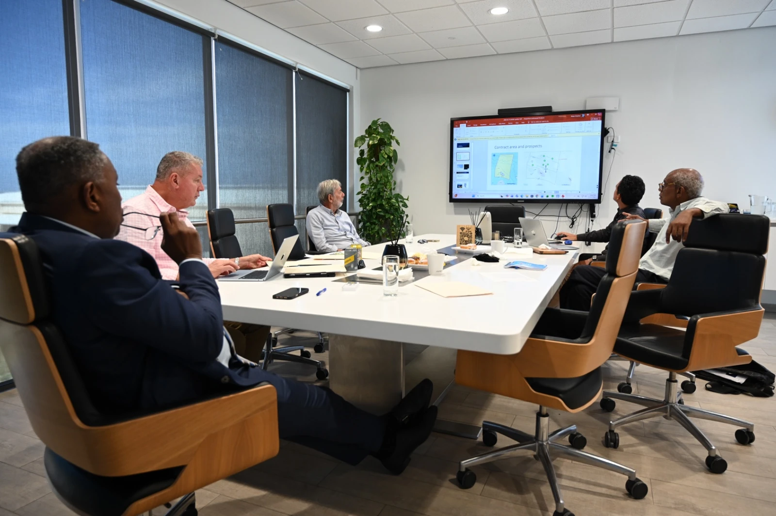 Minister Arthur Dowers a ricibi presentacion riba exploracion di petroleo