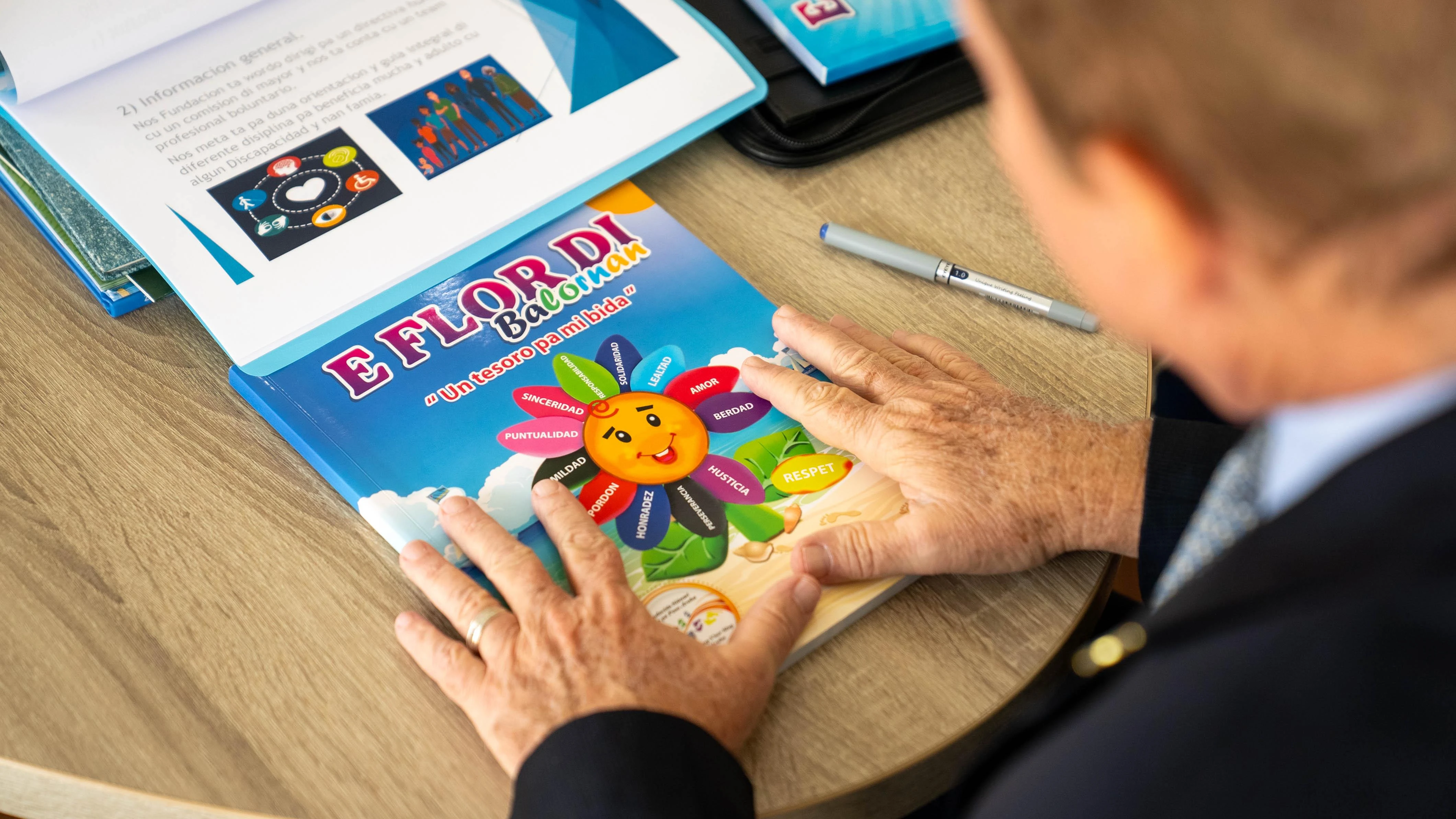 Fundacion Siñami Paso pa Paso Aruba di bishita serca Prome Minister