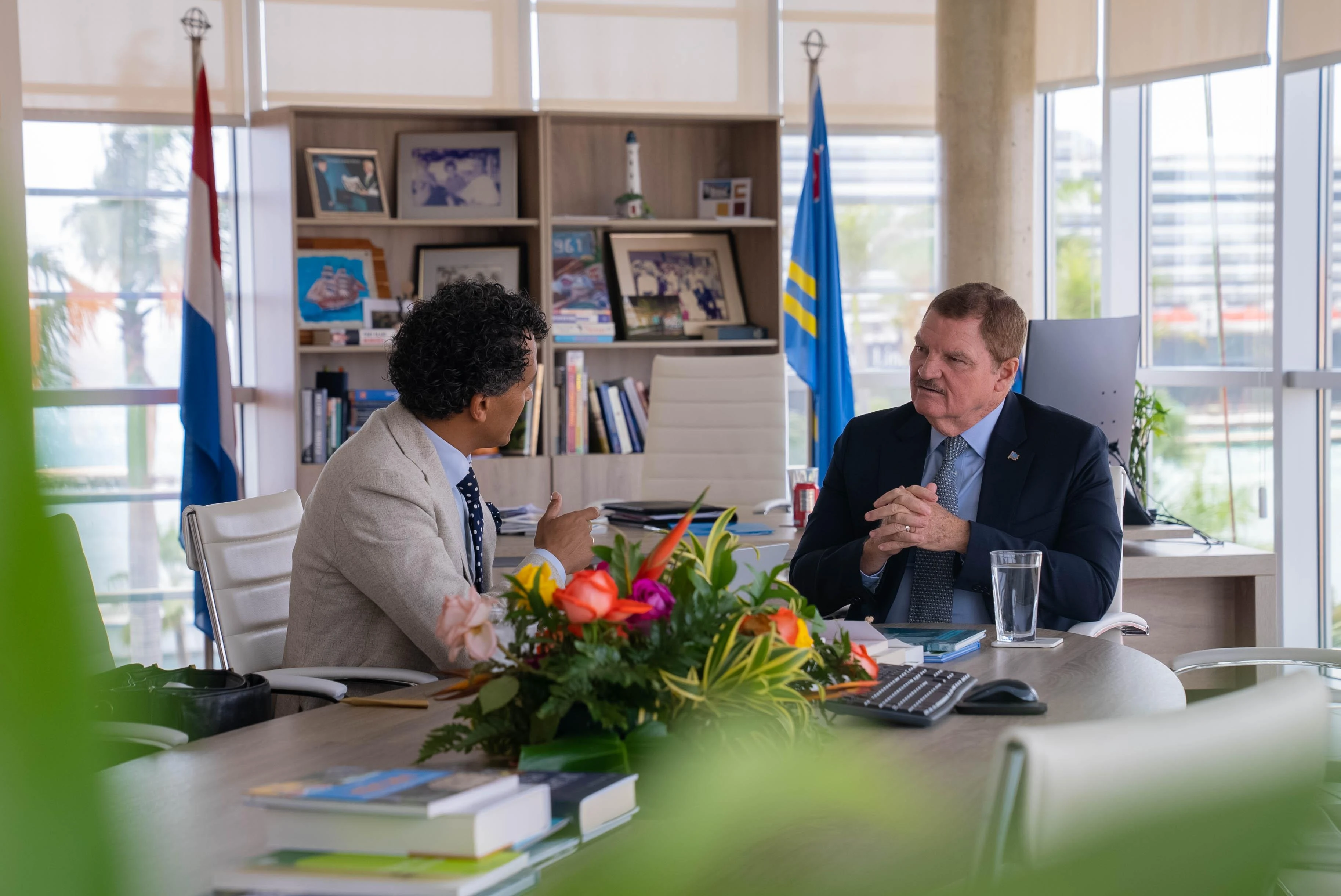 Jalken Antonia di Stichting JA IK ARUBA a bishita Prome Minister Eman