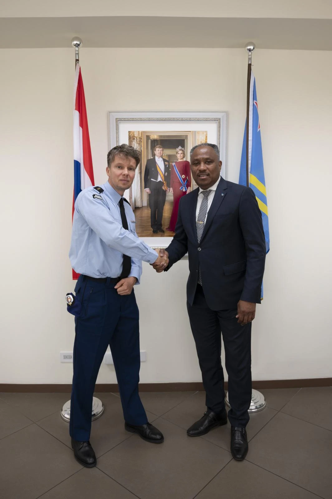 Minister Dowers a ricibi bishita di introduccion di coordinador KMAR na Aruba