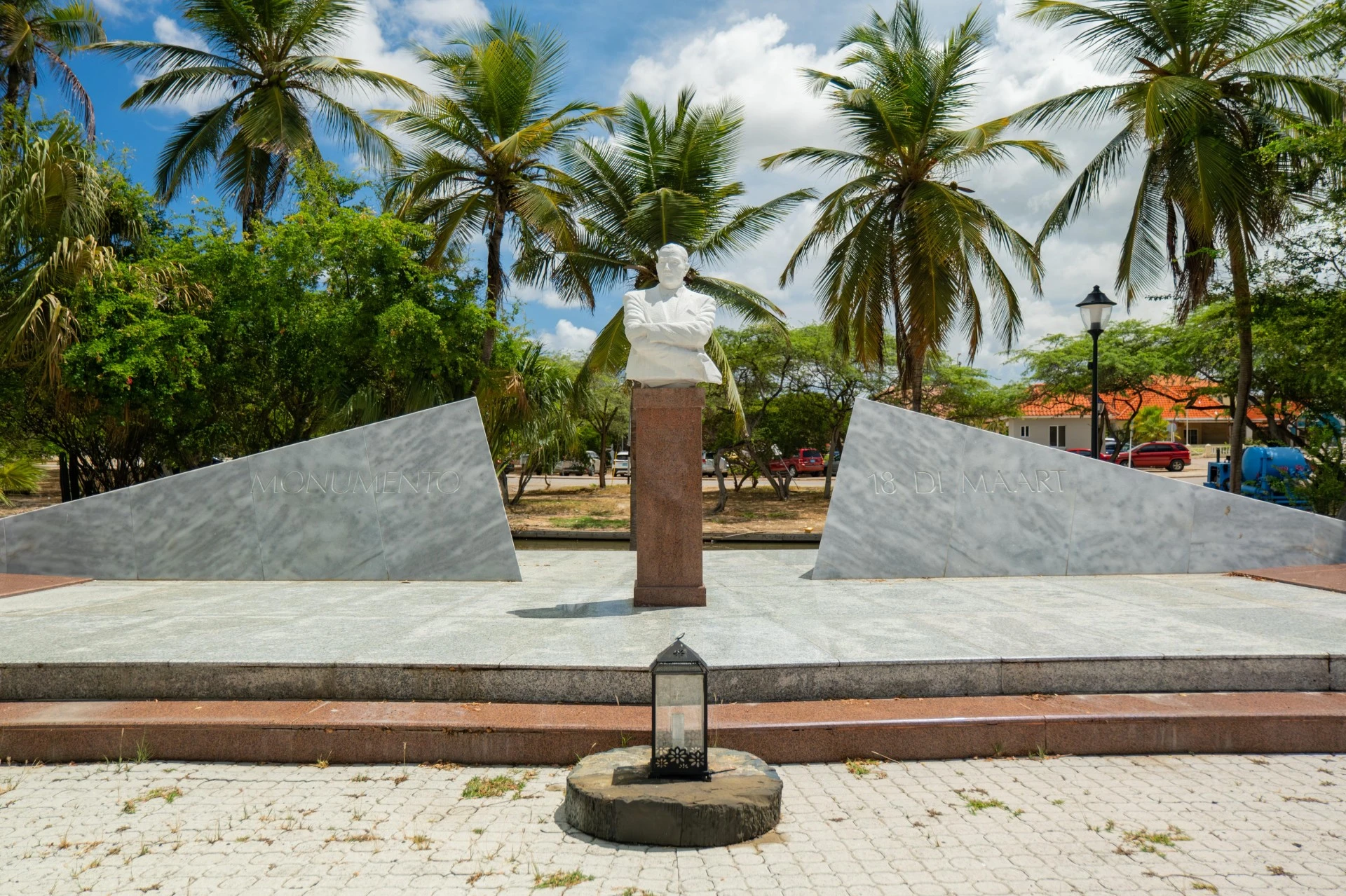 Monumento Plaza18 di Maart: simbolo di lucha y autodeterminacion di pueblo Arubiano