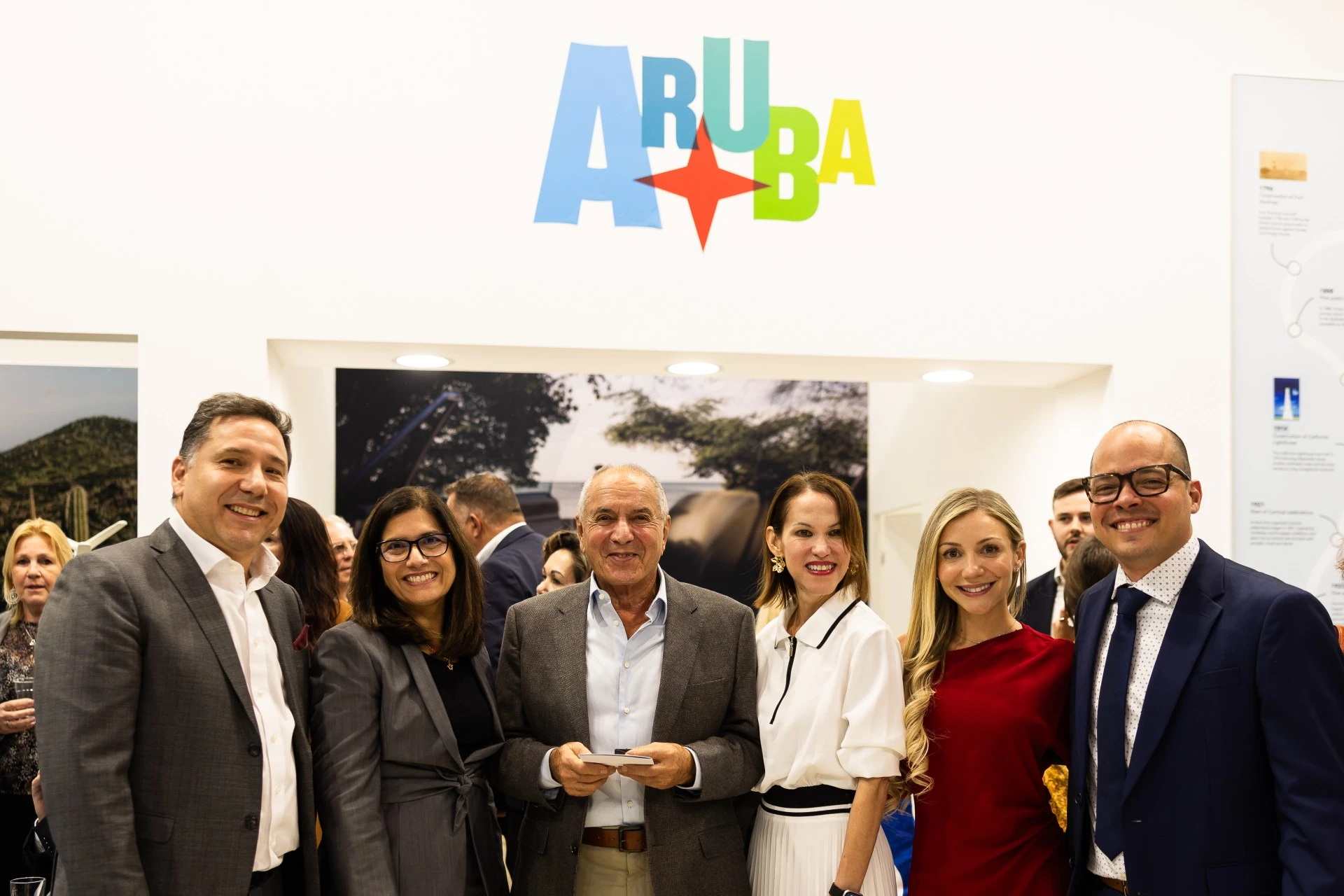 Aruba Tourism Authority a honra Ewald Biemans pa 45 aña di dedicacion na ITB Berlin