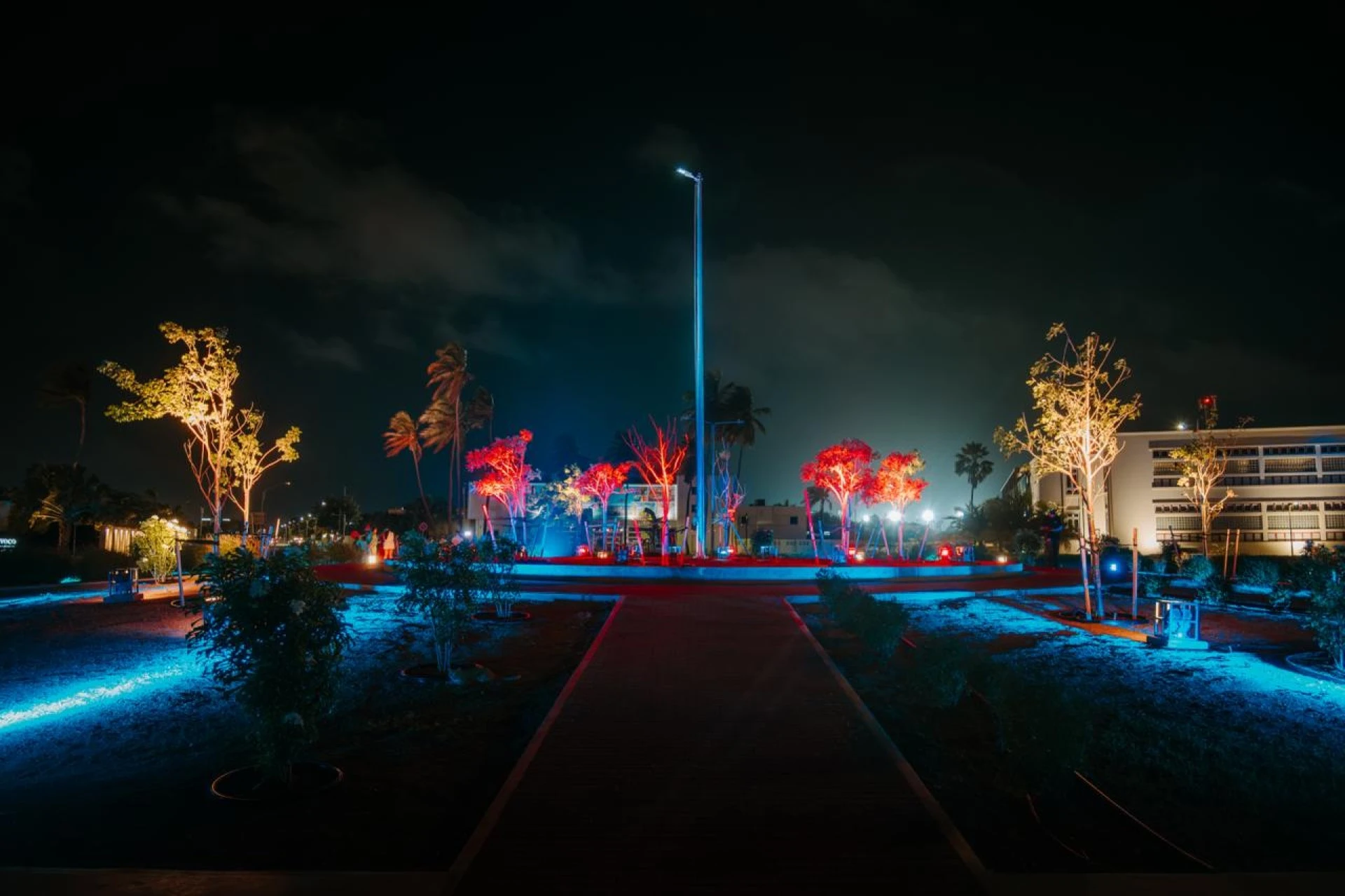 Rotonde dilanti Cas di Cultura ilumina color patriotico den marco di celebracion nacional