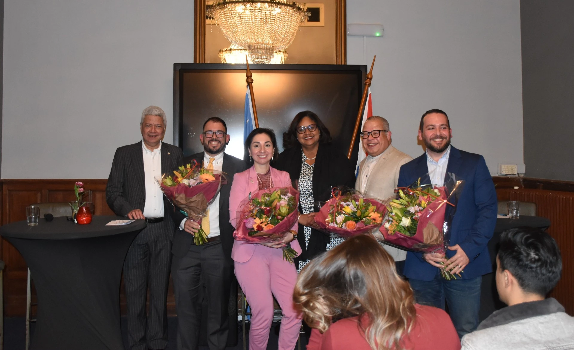 Exitoso Politiek Café organisa pa Gabinete di Aruba