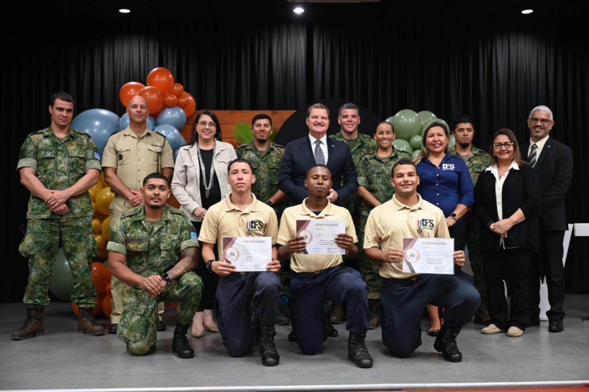 Minister Wyatt-Ras hunto cu Minister-President Mike Eman a entrega certificado na graduadonan