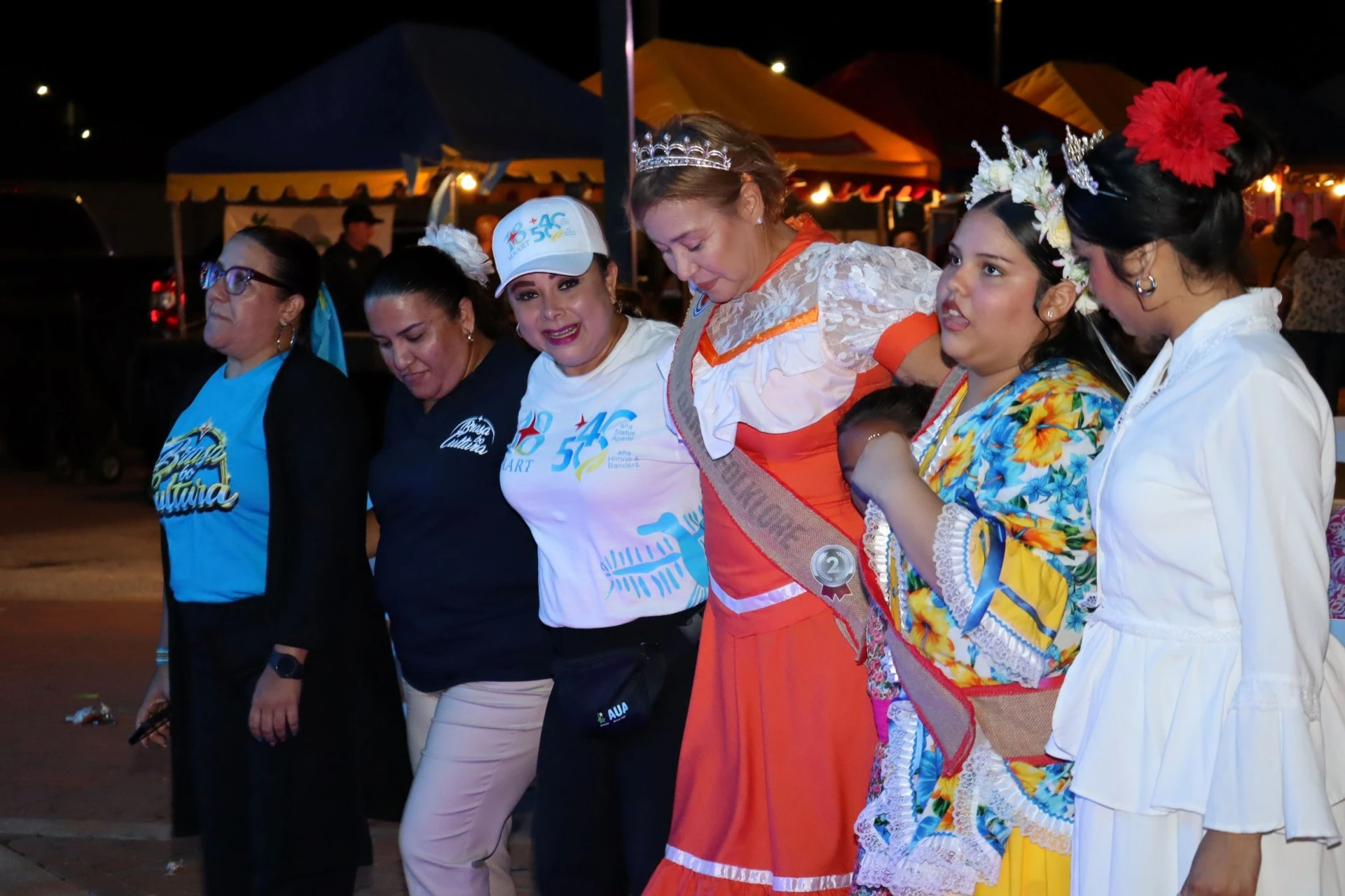 Tremendo ambiente y participacion na e di dos anochi di Feria Patriotico na Carnival Village