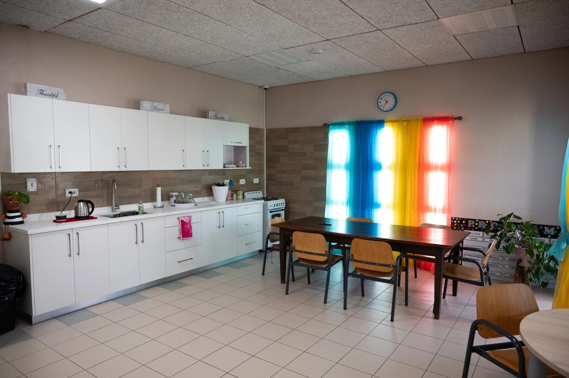 Di situacion inaceptabel na accion concreto: renobacion na OC Dakota ta avansando