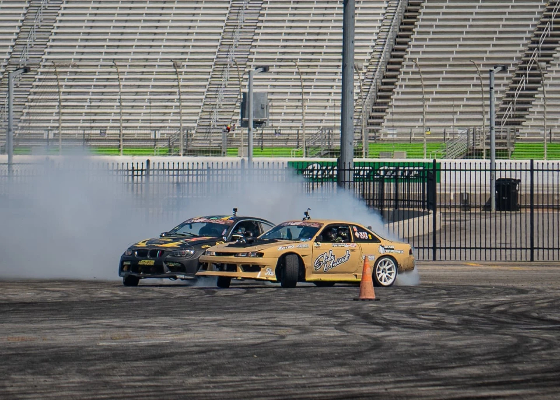 Prome Minister Mike Eman a experencia drifting na Monster Motor Madness 2026