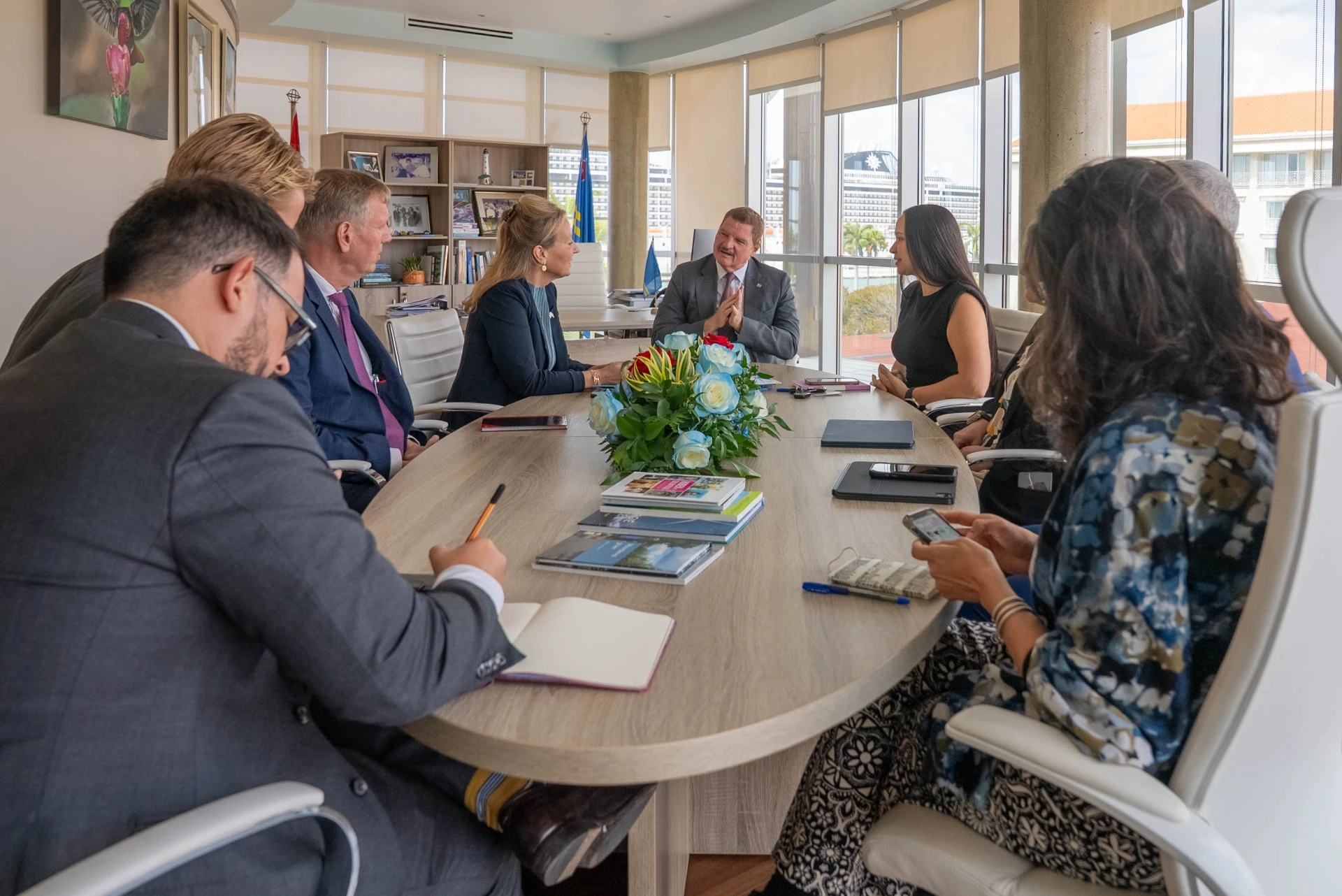 Director General di Relacionnan di Reino a elogia cooperacion duradero cu Aruba durante bishita oficial