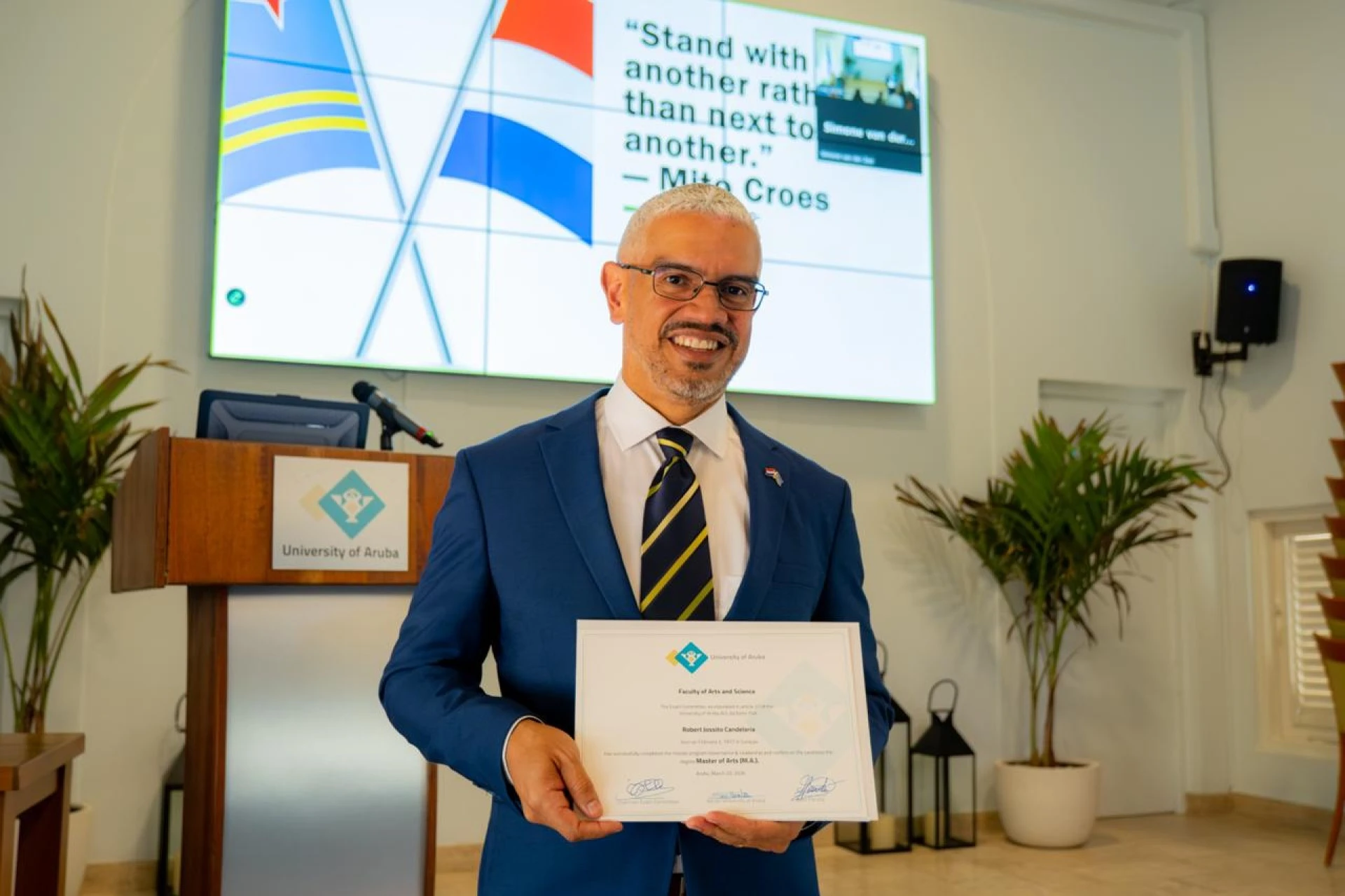 Robert Candelaria a gradua cum laude cu maestria den Governance & Leadership