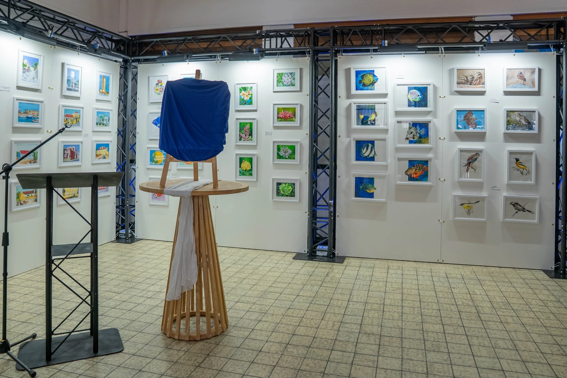 Un tributo den color y historia: E legado di Henny Eman segun artista diseñado Nigel Matthews