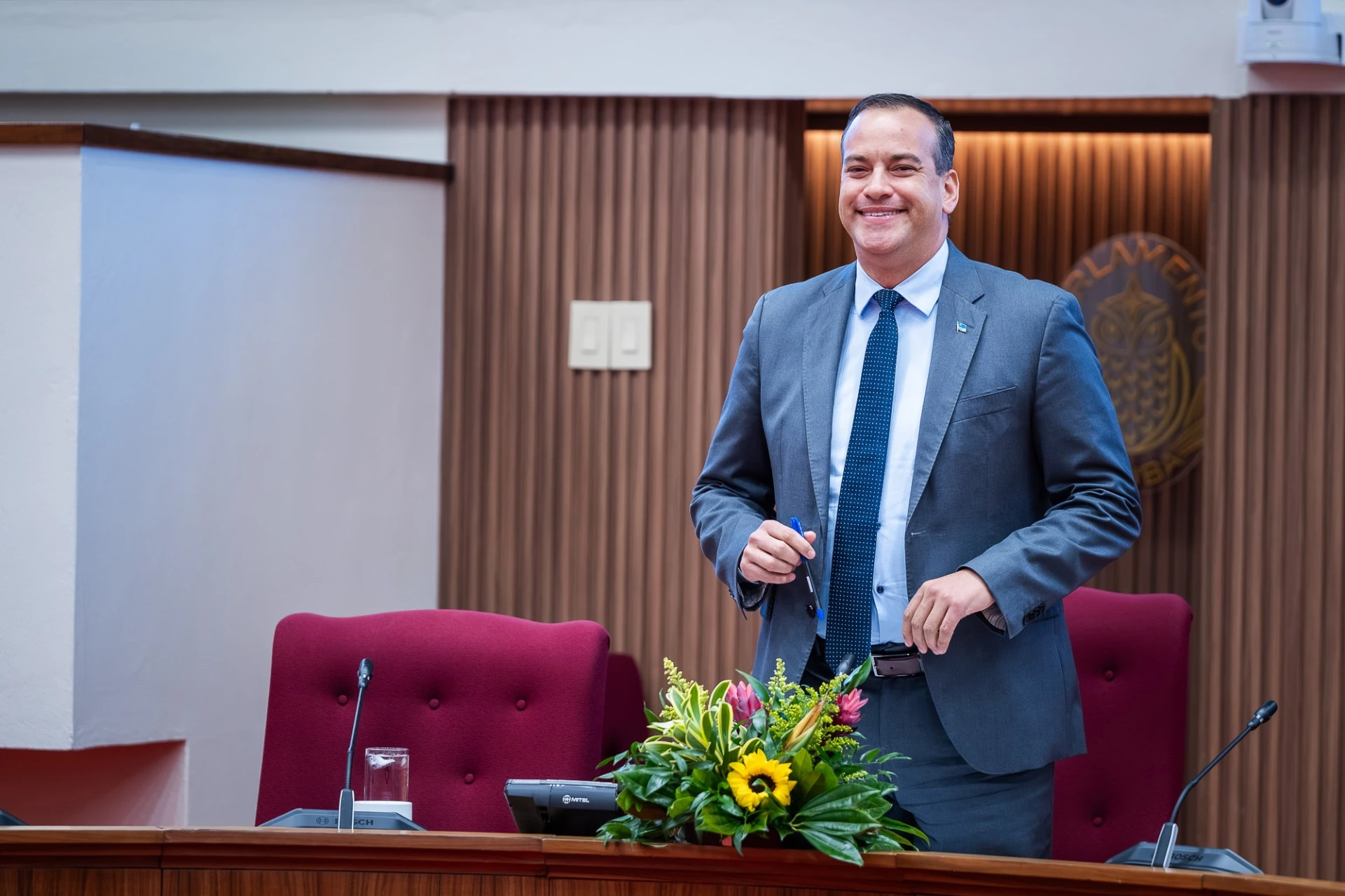 Minister Geoffrey Wever a entrega e ley pa crea Fondo di Inversion na Parlamento