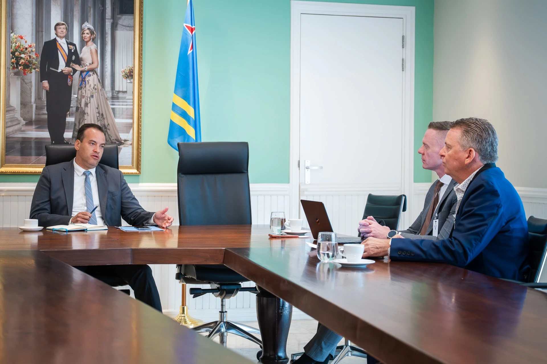 Minister Geoffrey Wever: Reunion trimestral cu KVK cu enfoke riba cost of doing business y posicion economico-financiero di Aruba