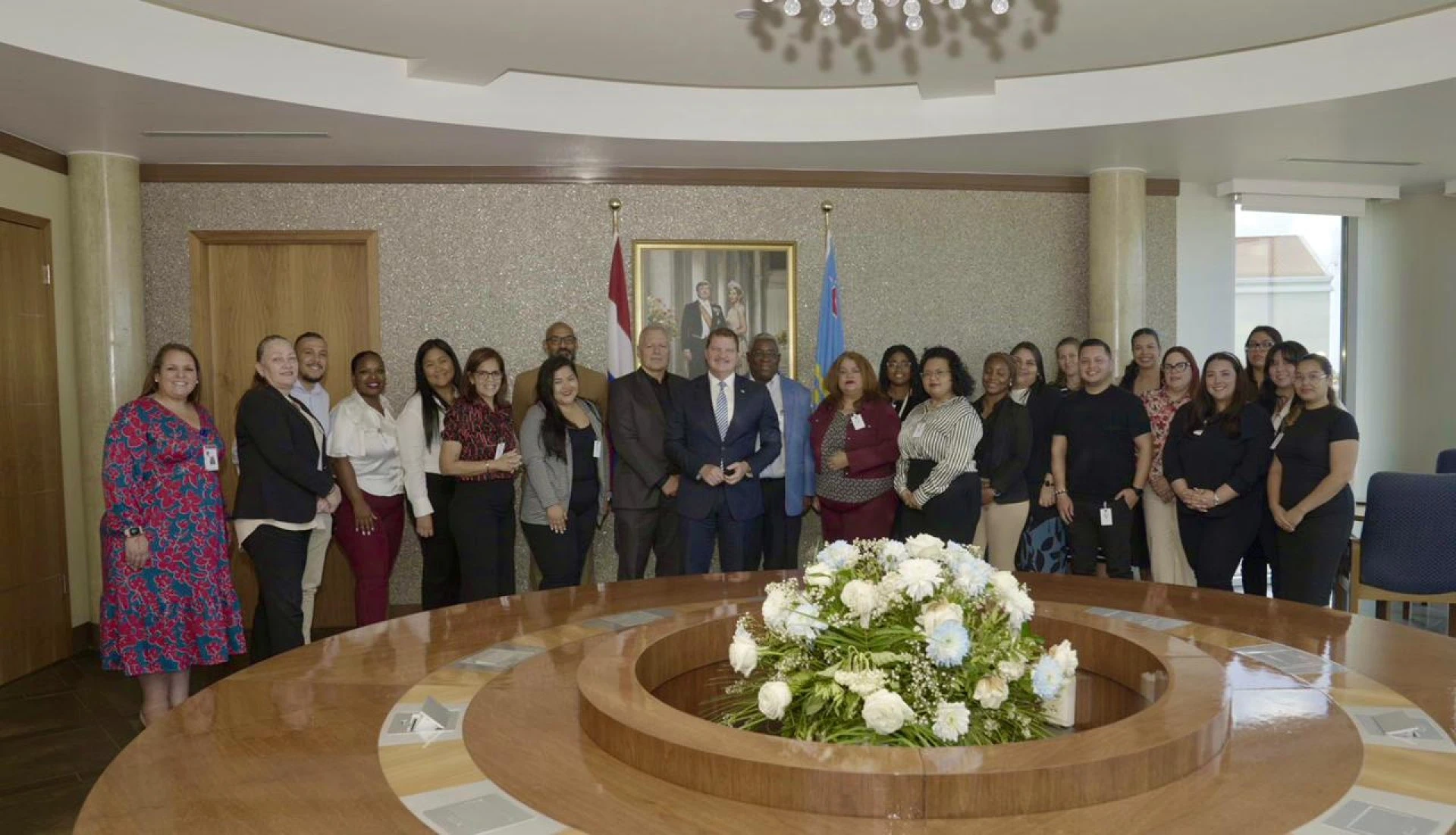 Teoria y practica: Studiantenan di Universidad di Aruba ta conoce gobernacion di cerca