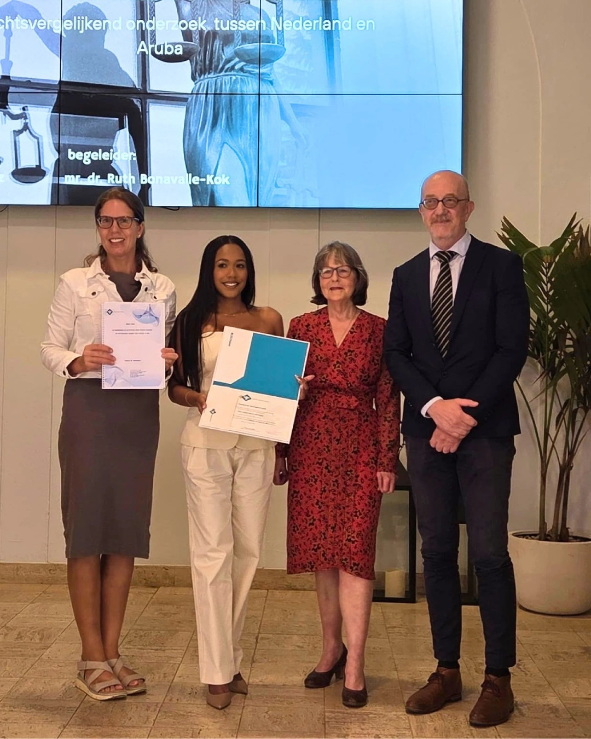 A gradua di Universidad di Aruba, Tahra Zenah Marie Henriquez.