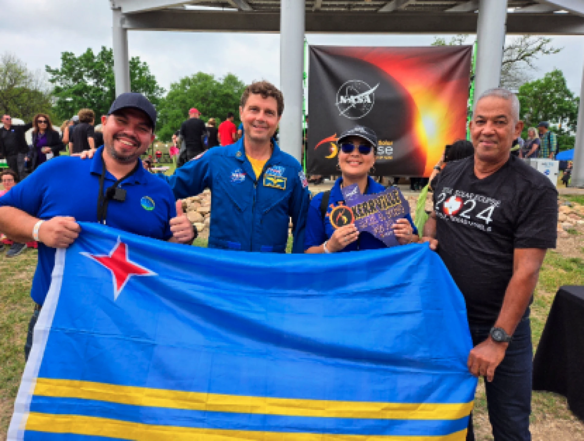 Un grupo di Arubiano a topa e astronauta Reid Wisema cu ta abordo di Artemis II rumbo pa luna