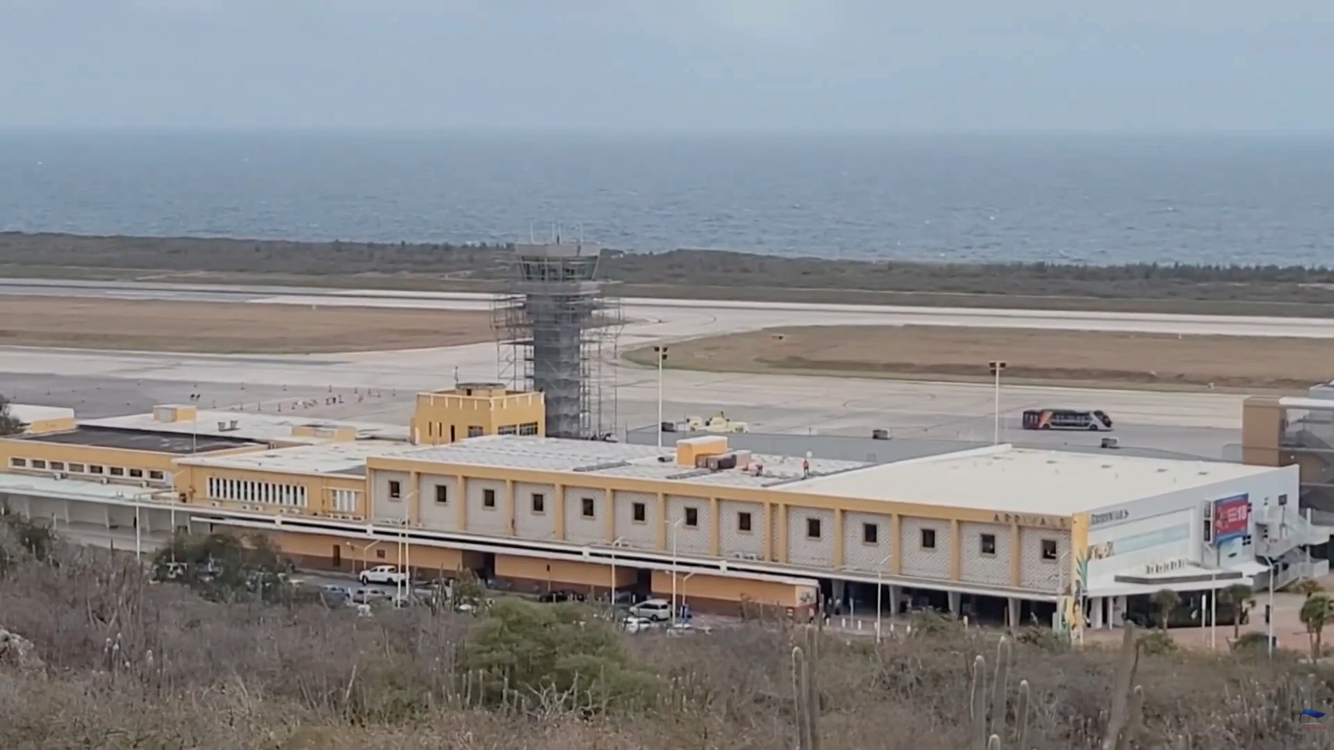Aeropuerto di Corsou evacua tras menasa di bom