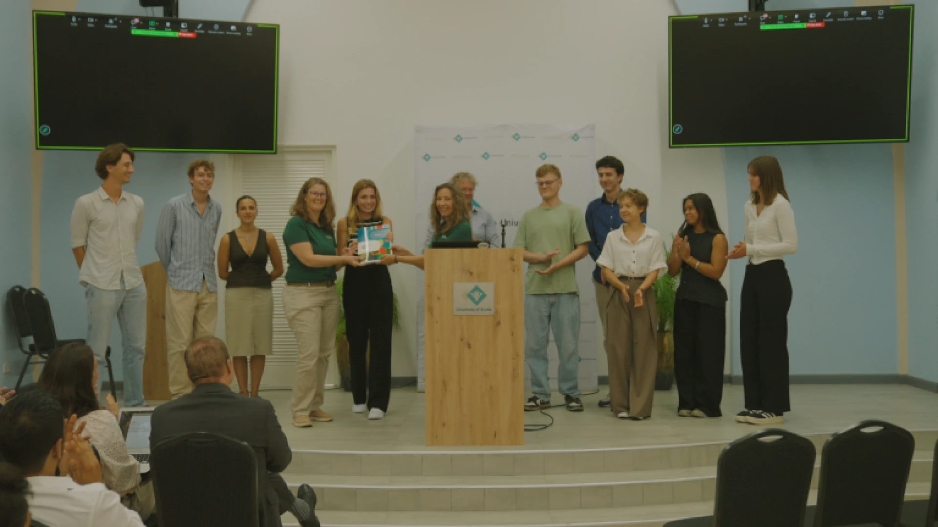 Prome Minister Mike Eman presente na simposio academico na Universidad di Aruba