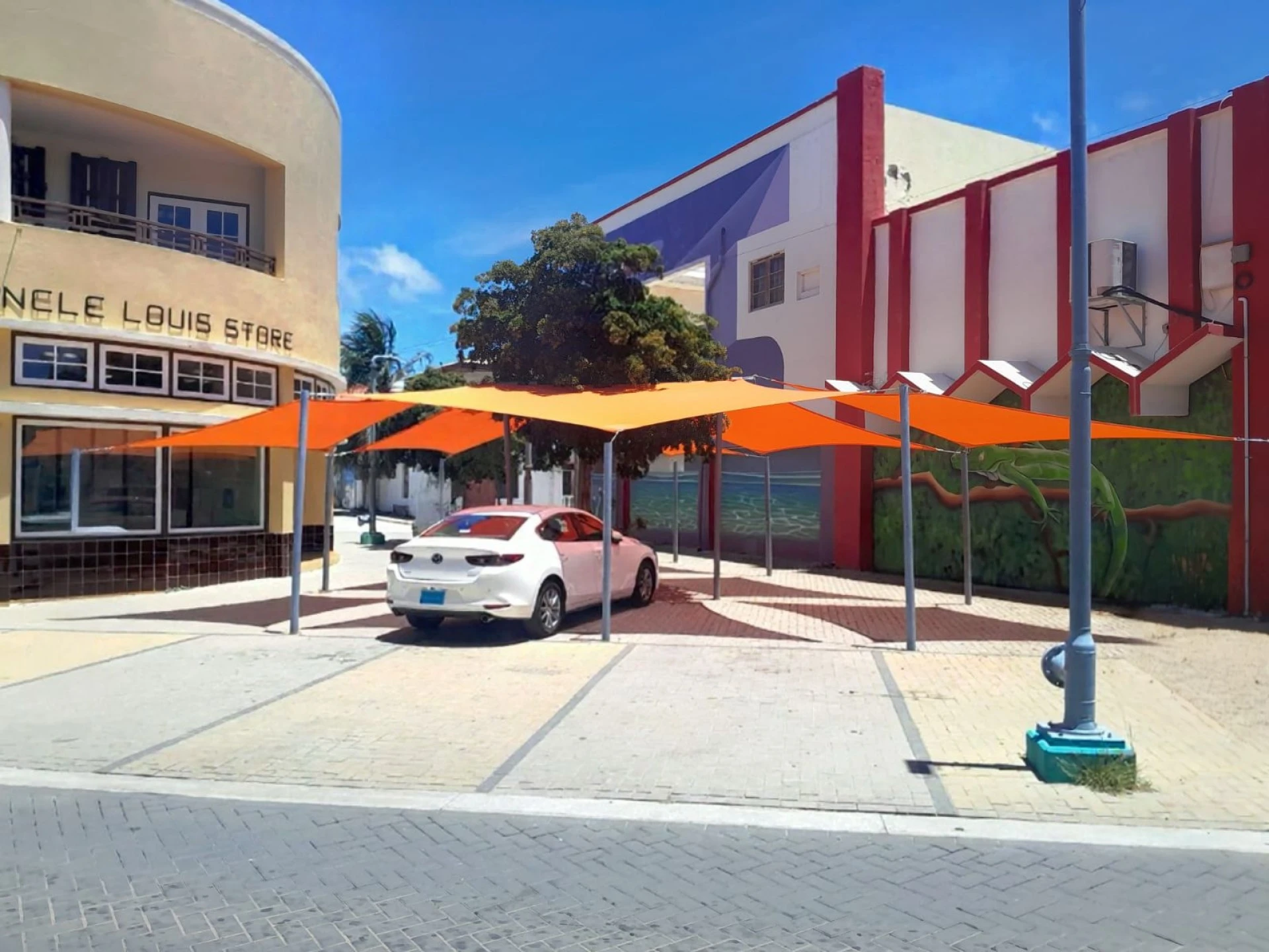 A.T.A. a drecha “canopy” cerca di monumento di Uncle Louis Store