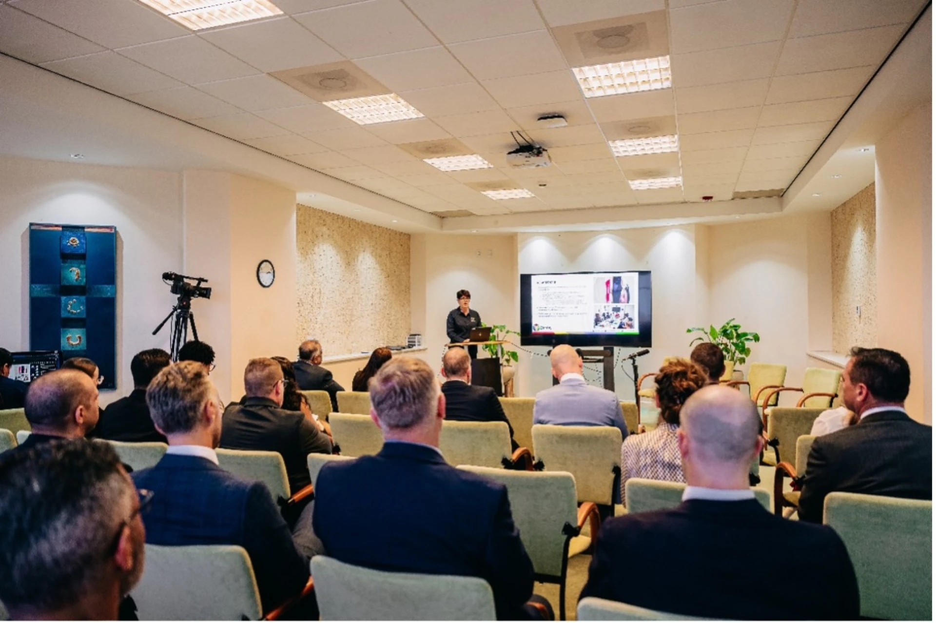 Autoridadnan di supervision di Reino ta reuni na Aruba pa atende cu riesgonan di traficacion di hende den e sistema financiero