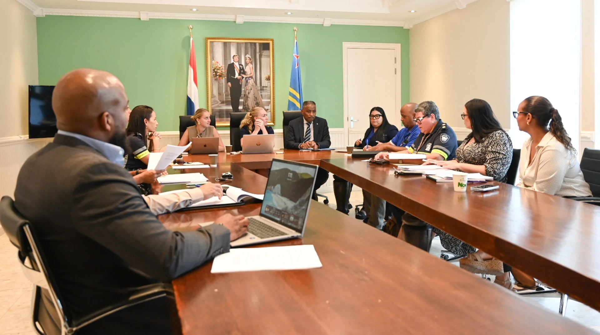 Minister Dowers ta tuma accion coordina pa restablece orden y siguridad den trafico