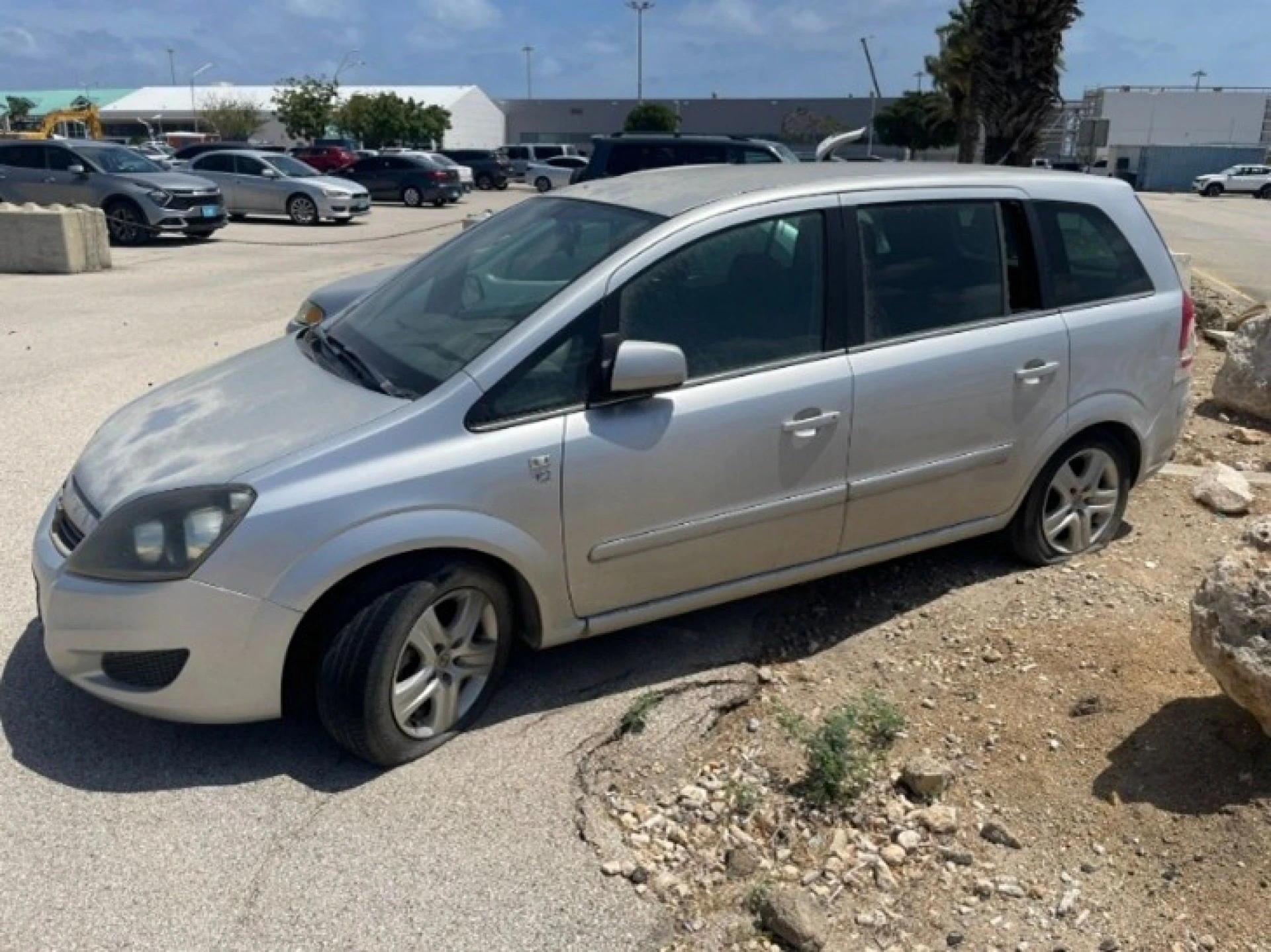 Anuncio publico - Atencion doñonan di auto getouw na Aeropuerto di Aruba