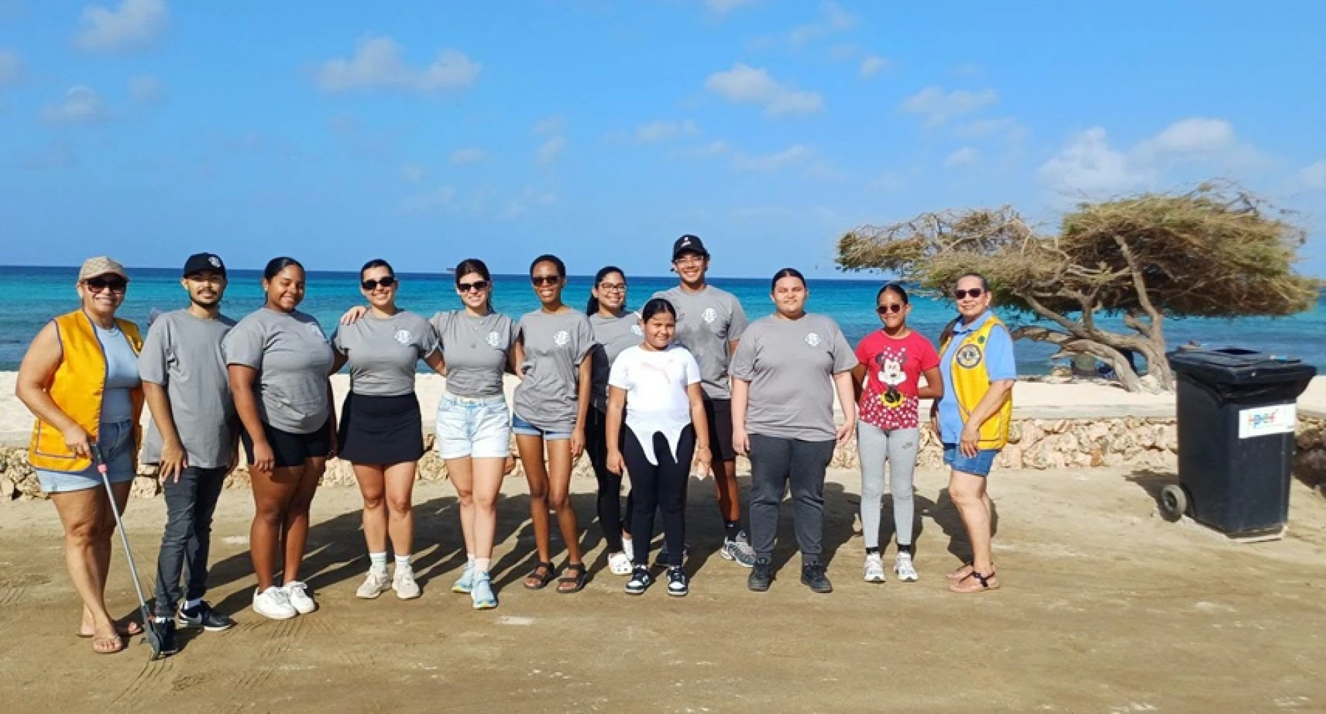 Hoben nan di Leo Club Aruba y Rainbow for Girls a haci limpieza na beach di Arashi.
