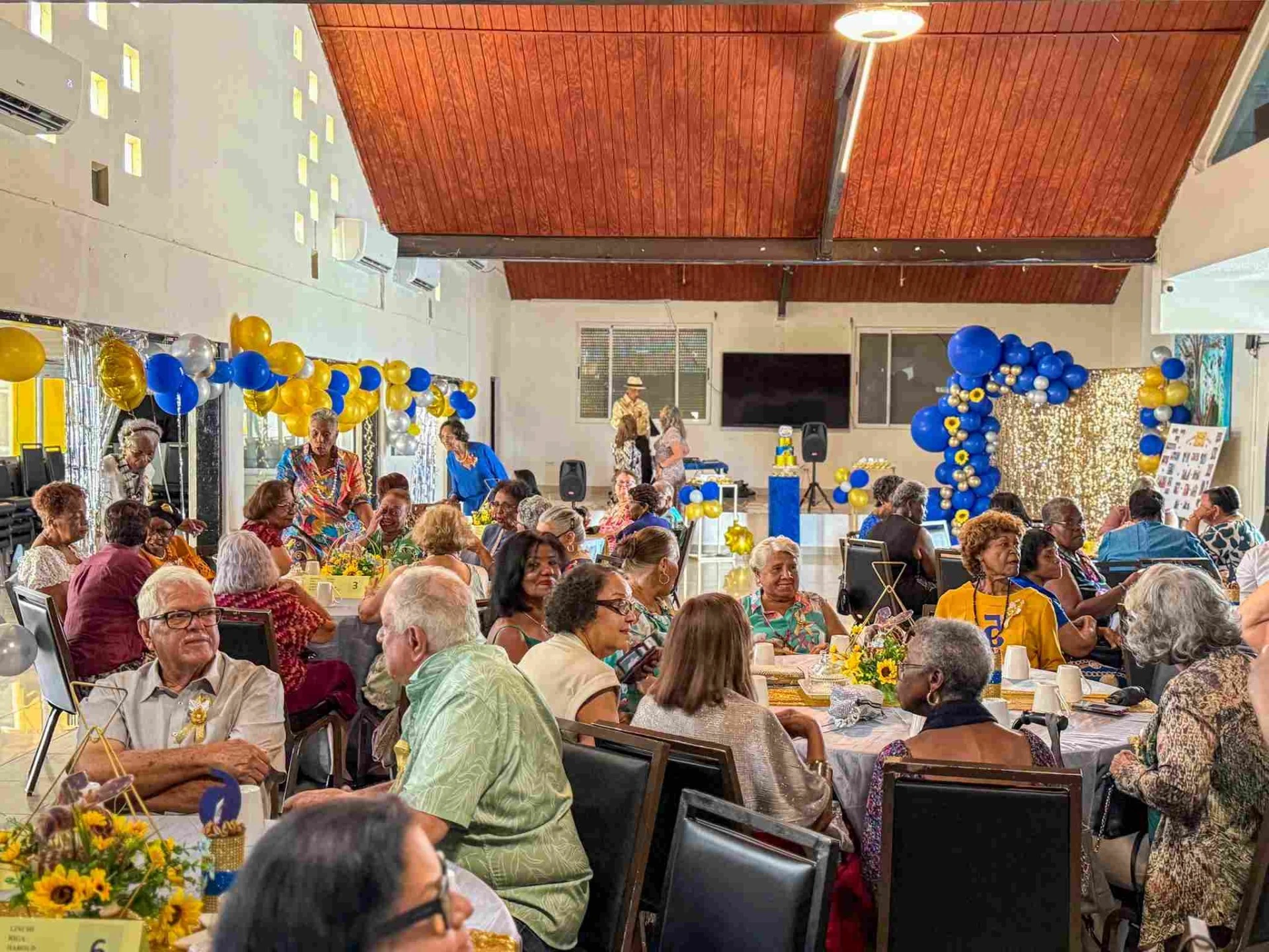 Grupo di adulto mayor Honey Bees ta celebra 10 aña di existencia